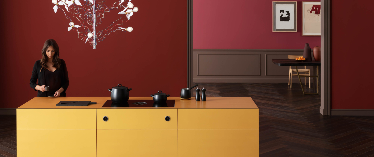 billede af gult køkken med røde vægge og BORA X Pure- fremtidens køkken - køkkentrends 2020