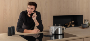 billede af en mand, der taler i telefonen, mens han koger på BORA X Pure kogeplade med integreret ventilator - meget stille bordemfang
