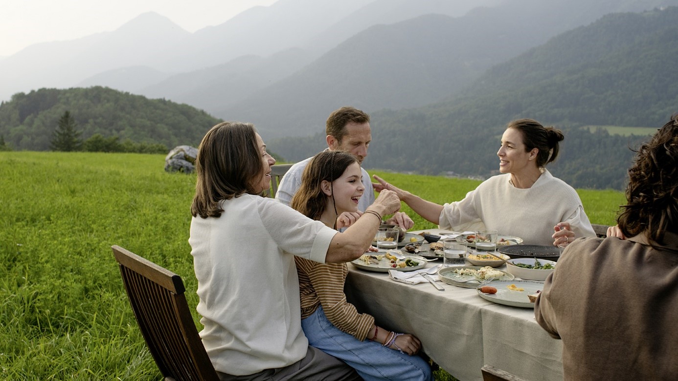 billede af familie der spiser ude i naturen og illustrerer artikkelen Mere end madlavning